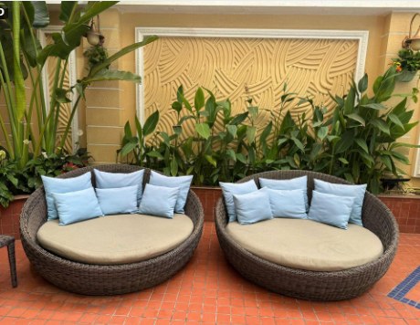 Daybed tròn cạnh hồ bơi