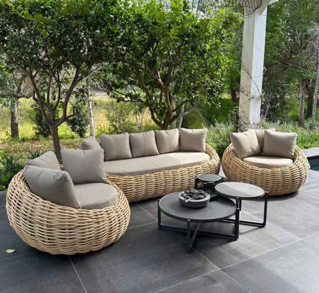 Bộ sofa sân vườn đan mây với ghế tròn và bàn trà