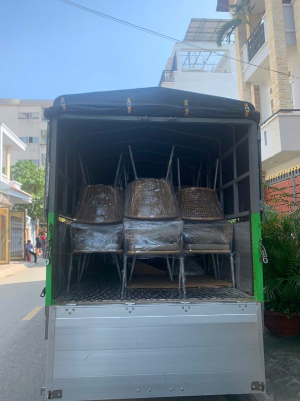 Xe tải chở hàng nội thất